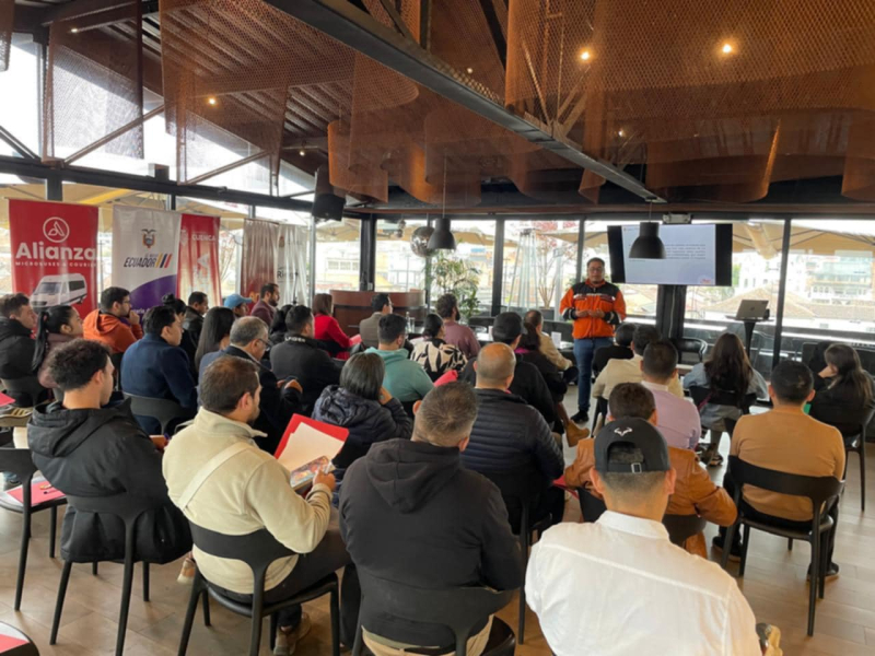 Con el objetivo de fortalecer la cultura de prevención ante emergencias en el sector turístico, la Dirección de Gestión de Riesgos del GAD Cuenca, en coordinación con el Benemérito Cuerpo de Bomberos de Cuenca y la Asociación de Restaurantes de Cuenca, realizó una jornada de capacitación a propietarios, operadores y personal administrativo de hoteles, restaurantes, bares, agencias de turismo y demás establecimientos turísticos de la ciudad.