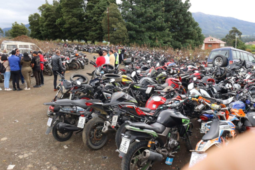 La Empresa de Movilidad, Tránsito y Transporte ,EMOV EP, en coordinación con la Alcaldía de Cuenca, informó a la ciudadanía sobre los resultados obtenidos en los operativos ejecutados a motocicletas entre los años 2023 y 2025, en cumplimiento de la resolución 0010-2022 emitida por la Agencia Nacional de Tránsito (ANT).