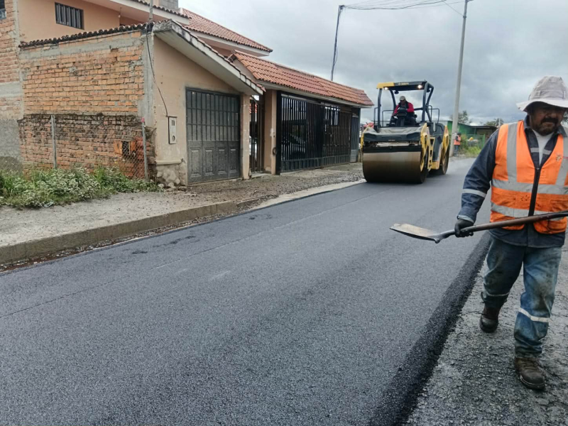 El alcalde, Cristian Zamora y moradores de San Joaquín, recorrieron la calle Monseñor Leónidas Proaño, donde se ejecuta la colocación de asfalto. A la fecha el avance de obras es del 20%. 