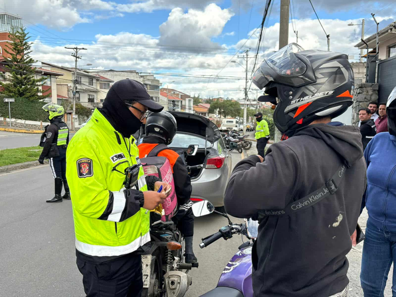 La Empresa de Movilidad (EMOV EP) mantiene de forma permanente los operativos de control en diferentes sectores de Cuenca, con el objetivo de garantizar la seguridad y el orden en las vías.