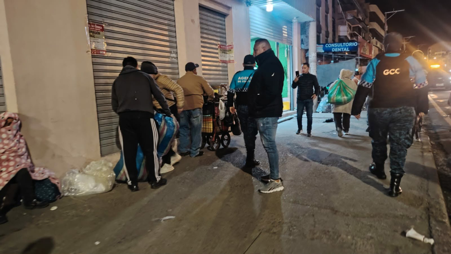 Una nueva jornada de operativos interinstitucionales se desarrolló en los alrededores de la Feria Libre, con la participación de la EMOV, Guardia Ciudadana y la Dirección de Mercados, con el objetivo de fortalecer el orden y garantizar mejores condiciones para comerciantes y ciudadanía.