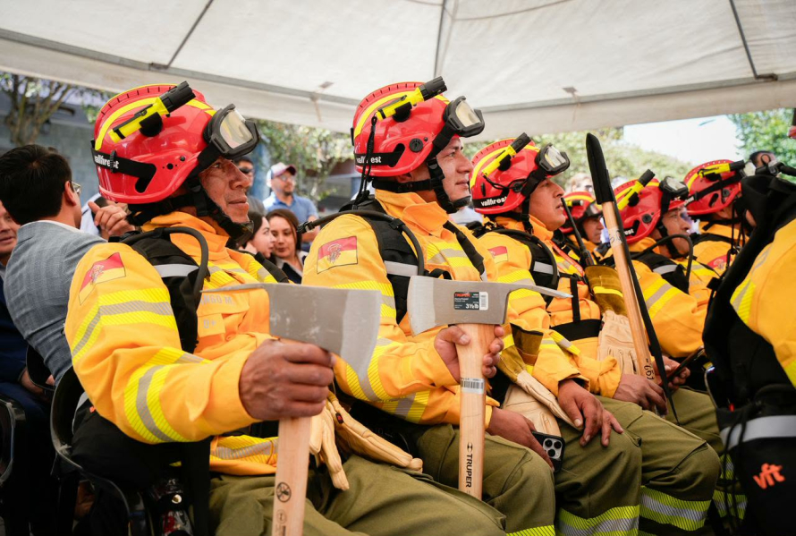 En un hecho histórico para la gestión ambiental del cantón, ETAPA EP realizó la entrega de más de 700 equipos de protección personal y herramientas especializadas a su Brigada Forestal, conformada por los guardaparques que trabajan en el cuidado de los páramos y zonas de recarga hídrica de Cuenca.