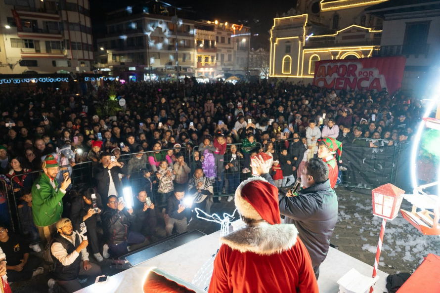 ¡Nieve en Cuenca!  El Árbol de Navidad más grande del País se encendió en una noche mágica llena de arte y tradición
