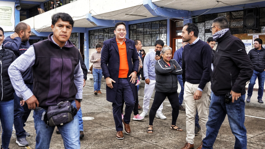 El alcalde de Cuenca, Cristian Zamora, ejerció hoy, 20 de agosto de 2023, su derecho al voto en las Elecciones Presidenciales y Legislativas Anticipadas 2023, en la Unidad Educativa Alberto Andrade Arízaga “Brumel”.