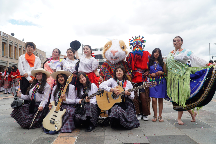 Día del Orgullo Ecuatoriano celebrado con emotivo festival de bandas colegiales  