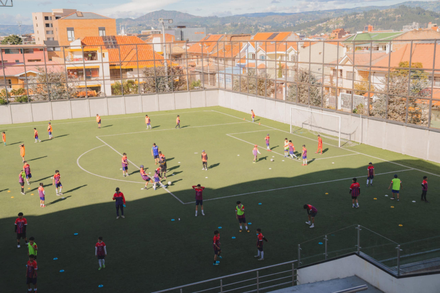 En nueve meses de funcionamiento más de 400 jóvenes, niños y niñas son beneficiarios las Escuelas de Fútbol JBG del Municipio de Cuenca en convenio con la Junta de Beneficencia de Guayaquil y el Atlético de Madrid de España. El objetivo es ampliar los servicios a más de 700 deportistas. 