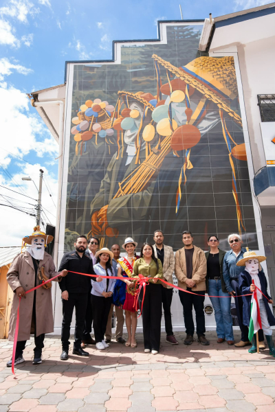 La Bienal de Cuenca inaugura en Nulti el mural “El Carnaval de los Rucos”, su primera intervención en el área rural