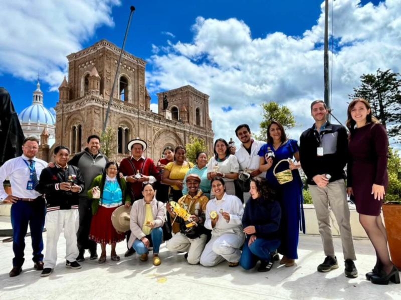 El Municipio de Cuenca, a través de la Vicealcaldía y la Dirección de Desarrollo Social y Productivo, realizará la II edición del “Colmena Fest” los días viernes 30 y sábado 31 de mayo, en la calle Padre Aguirre y plazoleta de Las Flores. Este evento tiene como objetivo conmemorar el Día Mundial de las Abejas y generar conciencia sobre su rol vital en la polinización, biodiversidad y la producción de alimentos.
