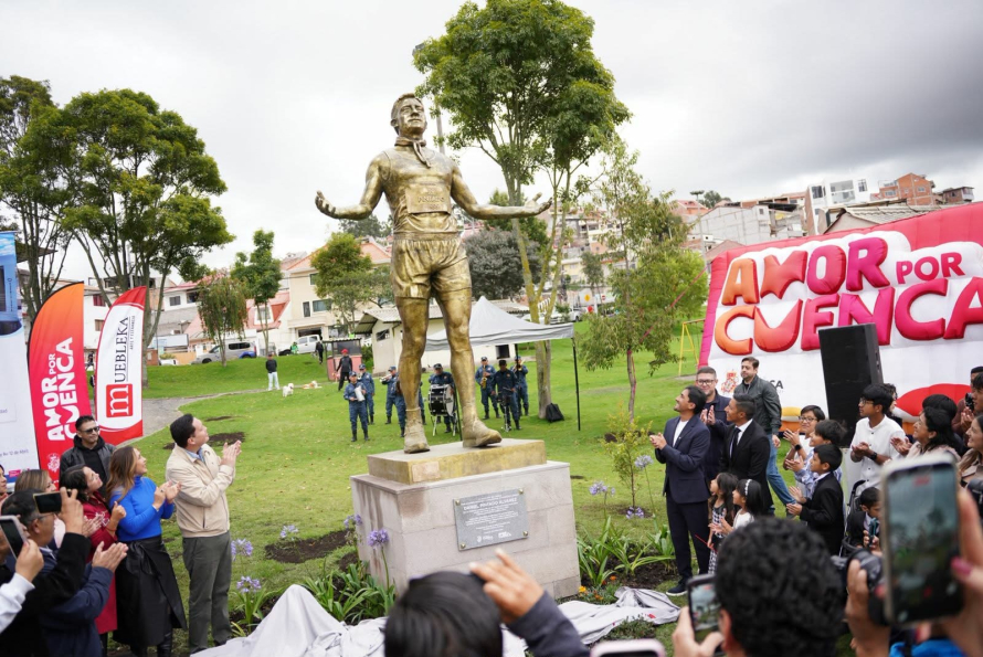 Cuenca vivió un acto de reconocimiento con la develación del monumento al campeón olímpico Daniel Pintado Álvarez, en un evento organizado por la Alcaldía de Cuenca y la Dirección de Cultura, Recreación y Conocimiento.