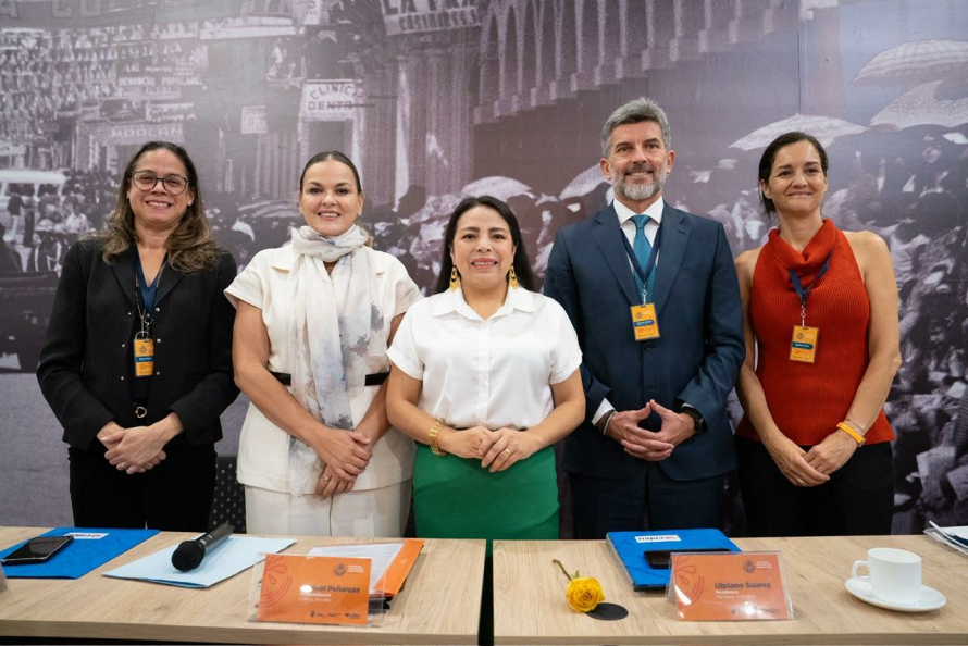La capital azuaya con su alcaldesa (S), Marisol Peñaloza, asumió oficialmente la presidencia del Centro Iberoamericano de Desarrollo Estratégico Urbano (CIDEU) para el período 2026–2028. El anuncio oficial se hizo la tarde de este viernes al cierre de la Asamblea General del XXVIII Congreso CIDEU, cumplido en las instalaciones de la ex Escuela Central.