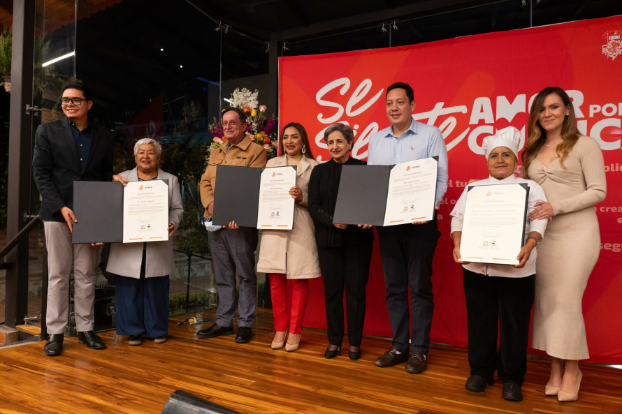 La Alcaldía de Cuenca y la Fundación Municipal Turismo para Cuenca llevaron a cabo hoy un acto de celebración por el reconocimiento de Cuenca como Ciudad Creativa de la Gastronomía por parte de la UNESCO, distinción otorgada el 31 de octubre de 2025. Durante la ceremonia, que se realizó en las nuevas instalaciones de la Fundación, se entregaron reconocimientos a las instituciones, organizaciones y personalidades que contribuyeron a la elaboración del expediente de postulación.