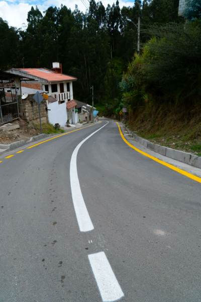 La consolidación de una red vial segura y eficiente continúa avanzando en las parroquias rurales del cantón. Este sábado, el Municipio de Cuenca inauguró una nueva obra de mejoramiento vial en el barrio Molinopamba Bajo, parroquia Ricaurte, que beneficiará directamente a decenas de familias y fortalecerá la conectividad de la zona.