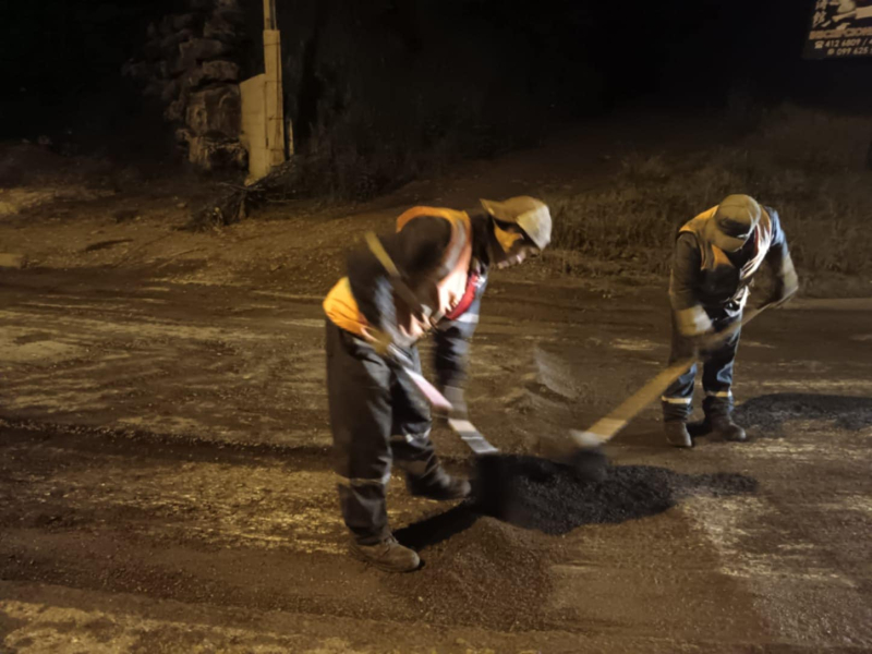 Con la finalidad de evitar el menor número de molestias, la  Brigada de Caminos trabaja la noche y madrugada de este viernes, en la vía Monay / Baguanchi, en una extensión de 1.500m