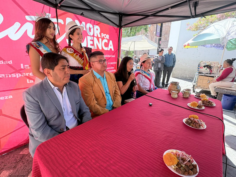 En la Plaza de las Flores el olor de la fritada persuadió a los transeúntes. La gastronomía de Sidcay se hizo presente en la rueda de prensa cuyo objetivo principal fue presentar oficialmente el IV Festival de la Fritada, un evento que busca fortalecer la identidad gastronómica y cultural del territorio, dinamizar la economía local y promover el turismo rural a través del trabajo de los emprendedores de la comunidad.