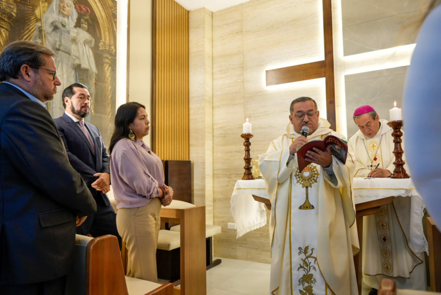 Oficialmente quedó inaugurada la capilla del aeropuerto Mariscal La Mar, un nuevo espacio ubicado en la segunda planta de sus instalaciones.