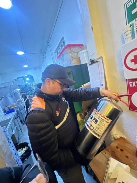 La Dirección de Gestión de Riesgos del Municipio de Cuenca coordinó un operativo interinstitucional desarrollado durante la noche del sábado y la madrugada del domingo, con el objetivo de garantizar el orden, la seguridad ciudadana y el cumplimiento de la normativa vigente en distintos sectores de la ciudad.