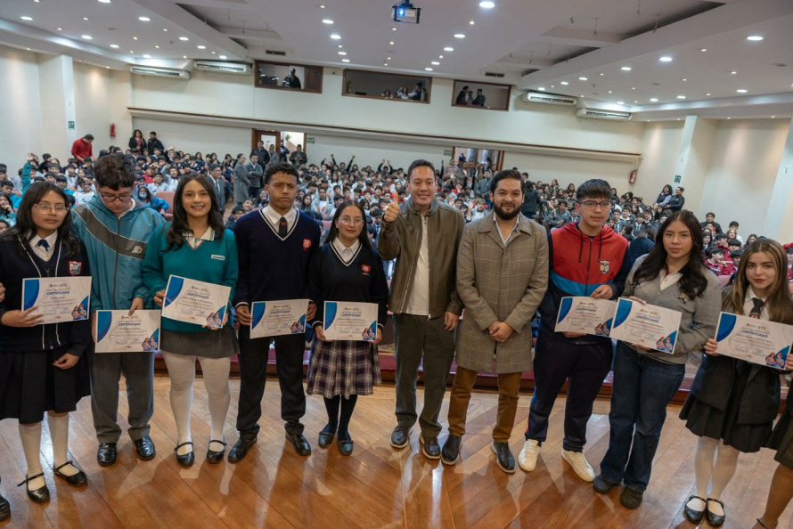 Con el objetivo de promover la prevención y fortalecer el bienestar emocional de la juventud, el Consejo de Seguridad Ciudadana de Cuenca desarrolló el Foro Estudiantil “Mente en Voz Alta: Salud Mental, Bienestar Emocional y Juventud Resiliente”, evento que reunió a cerca de 460 estudiantes de seis instituciones educativas del cantón.