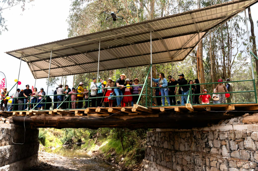 La comunidad de Tendales que pertenece a la parroquia Quingeo, estuvo de fiesta, hasta hace pocas semanas, no tenían como llegar a los poblados cercanos. Por ello, El Municipio de Cuenca, a través de la Dirección de Obras Públicas construyó un puente Tendales sobre el río Quingeo, que inauguró esta mañana el alcalde de Cuenca, Cristian Zamora.