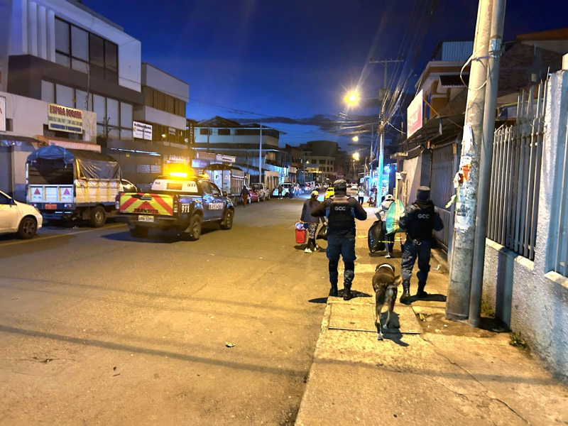 Con el objetivo de garantizar el libre tránsito y el orden en la ciudad, desde las 04:00 se llevó a cabo un operativo interinstitucional en el sector de El Arenal y sus áreas aledañas.