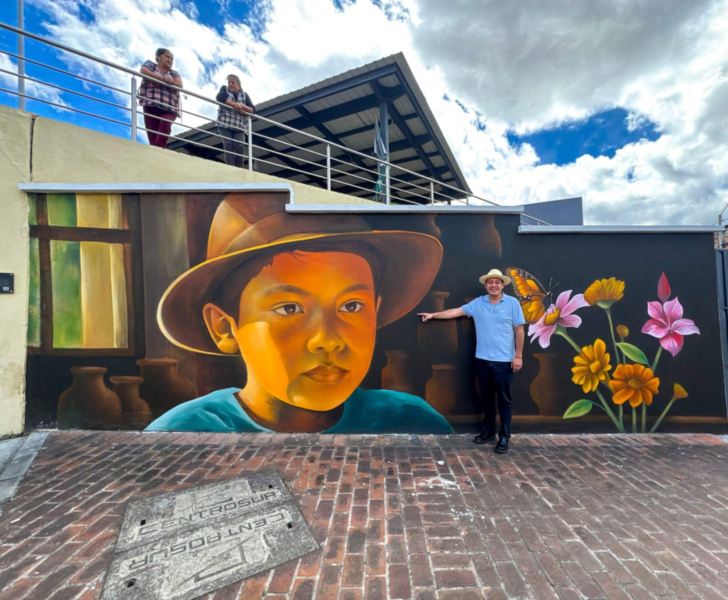 El GAD Municipal del Cantón Cuenca, a través de la Dirección de Cultura, Recreación y Conocimiento, realizó la mañana de este sábado la entrega oficial de siete murales artísticos en los exteriores del Mercado 12 de Abril, como parte del proceso de dinamización cultural y artística del espacio público.