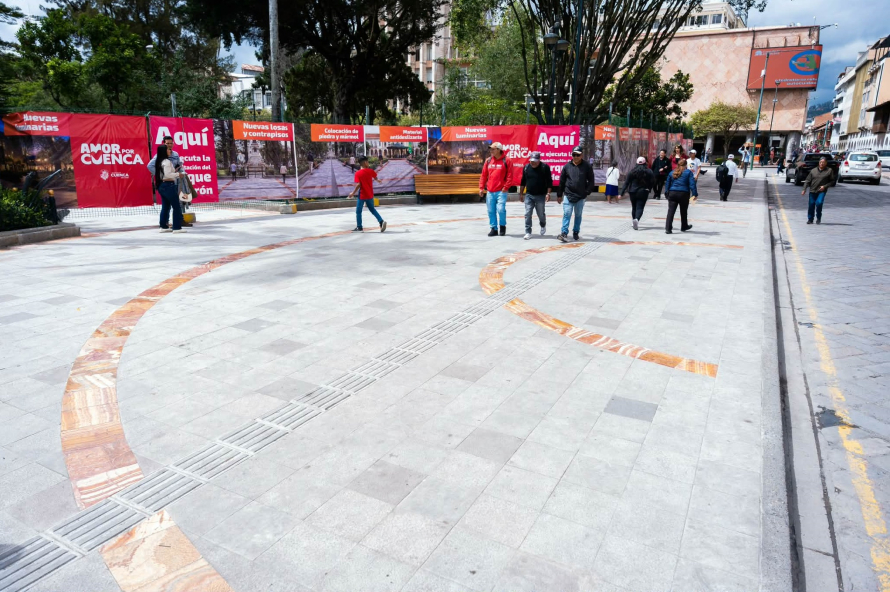 Una vez concluidos los trabajos de rehabilitación del primer cuadrante del Parque Calderón, comprendido entre las calles  Benigno Malo  y Mariscal Sucre, se procedió a su apertura y de inmediato iniciaron las labores en el segundo tramo entre las calles Luis Cordero y Mariscal Sucre.