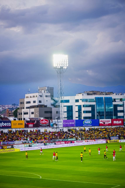 La Alcaldía de Cuenca realizó la renovación completa del sistema de iluminación del Estadio Alejandro Serrano Aguilar, que ahora es administrado por la EDEC EP.