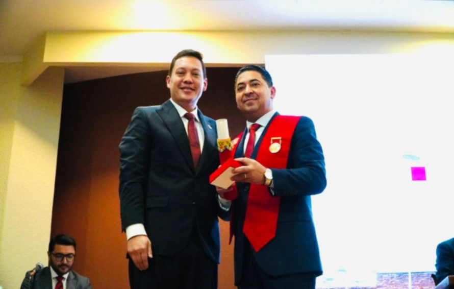 Durante la sesión solemne por los 469 años de fundación de Santa Ana de los Ríos de Cuenca se otorgaron las siguientes insignias y premios.