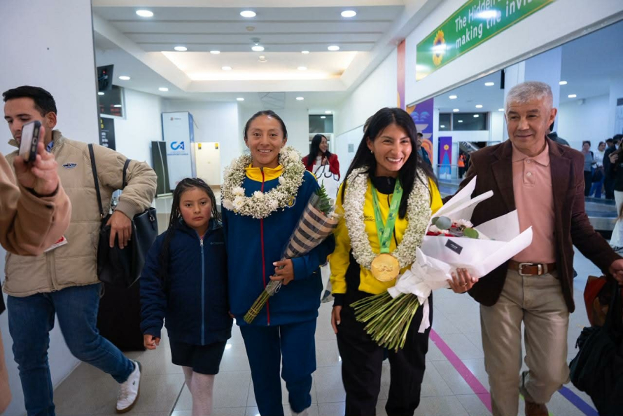 En un ambiente de fiesta, orgullo y profunda emoción, la ciudad de Cuenca dio la bienvenida a la marchista Paula Torres, quien regresa al país consagrada como Campeona Mundial de Marcha y a Nathaly León, quien alcanzó un tercer lugar. El recibimiento tuvo lugar en el Aeropuerto Mariscal La Mar, donde familiares, amigos y autoridades locales se dieron cita para homenajear la histórica hazaña alcanzada por las deportistas cuencanas en Brasil.