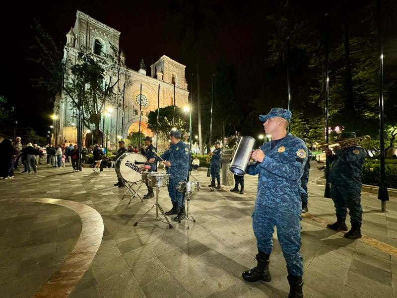 La música, la alegría y la tradición regresaron al corazón de Cuenca. La noche de este domingo, la Banda de la Guardia Ciudadana de Cuenca volvió al parque Calderón para ofrecer su tradicional retreta, después de ocho años.