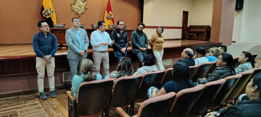 Esta tarde, más de 50 comerciantes y dirigentes del Recinto Ferial El Arenal, acudieron a la reunión convocada en el Salón de la Ciudad, por parte de la Dirección de Mercados y entes municipales de control. 
