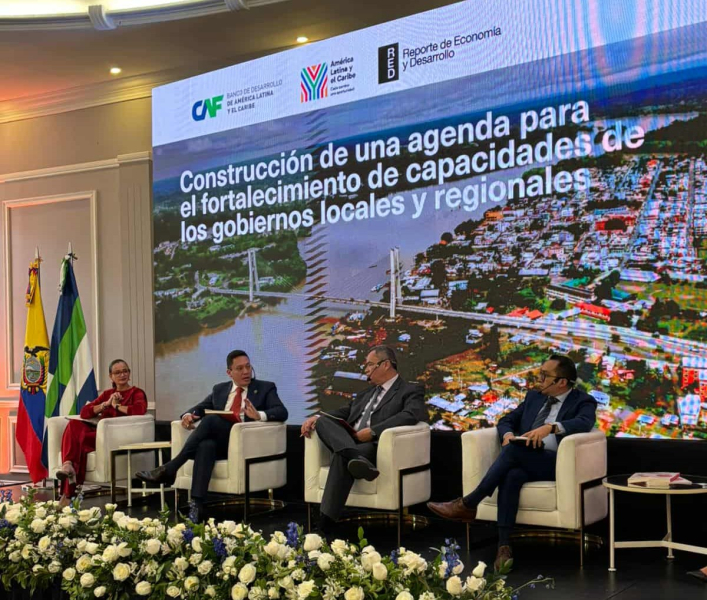 Durante la presentación del Reporte de Economía y Desarrollo (RED) 2025 – CAF, con el tema: “Soluciones cercanas: el rol de los gobiernos locales y regionales en América Latina y el Caribe”, el alcalde, Cristian Zamora, habló sobre la experiencia de Cuenca con el Banco de Desarrollo, (CAF) y otros multilaterales que mediante créditos ha posibilitado que en la ciudad se ejecuten obras importantes en beneficio de los cuencanos.