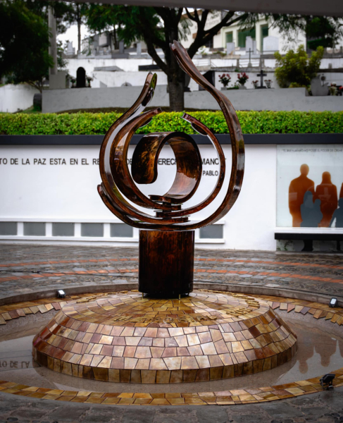 En un acto conmemorativo de profundo contenido simbólico, la mañana de este lunes 30 de junio, se realizó el Develamiento del Memorial por las Víctimas de Femicidio en el Cementerio Patrimonial de Cuenca. En al acto participaron autoridades locales, como el alcalde, Cristian Zamora, representantes de los colectivos sociales, de la academia y familiares de víctimas.