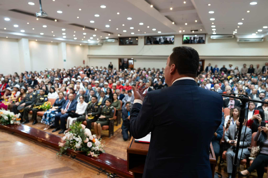 Con una síntesis de logros de la actual administración y el anuncio de nuevas obras para Cuenca se realizó la sesión solemne por los 205 años de Independencia.