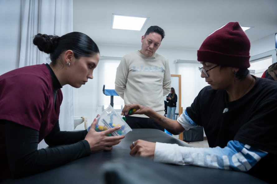 Recuperar la funcionalidad en el control motor, coordinación fina y gruesa en su brazo derecho, (codo muñeca, mano y dedos) acorde a las condiciones del paciente, es el objetivo de la rehabilitación que realiza, Carlos Daniel Castillo, en el Centro de Salud Ocupacional Municipal. Además, al afectado se proporcionará terapia psicológica y acompañamiento de Trabajo Social, a fin de que su tratamiento sea integral, posibilitando una mejor recuperación. 