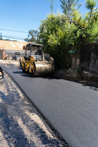 La Dirección de Obras Públicas del Municipio de Cuenca, avanza con la ejecución de obras de asfaltado en la vía Santa María del Vergel, en la parroquia Turi, mejorando la movilidad y calidad de vida de más de 9.000 habitantes del sector.