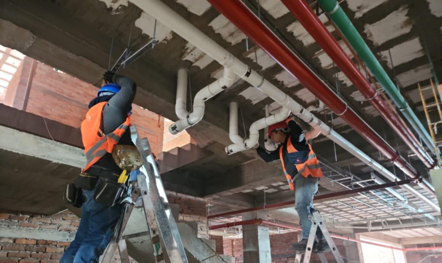 Con la construcción de los tres Hospitales Municipales de la Ruralidad, los parques del  Arco,  Ferrocarril, el puente de Patamarca, la pavimentación de 15 calles, la Plataforma de Narancay y consultorías, El Municipio de Cuenca, genera 805 fuentes directas de trabajo.
