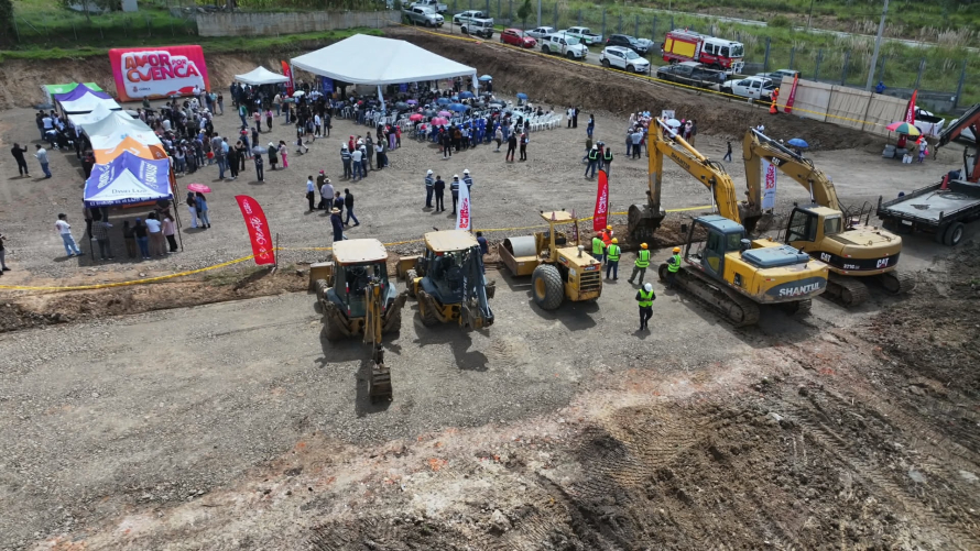 El Gobierno Autónomo Descentralizado Municipal de Cuenca, a través de EMUVI EP, realizó la colocación de la primera piedra del proyecto habitacional Río Amarillo ubicado en la calle San Miguel de Putushí parroquia Sayausí, marcando el inicio del primer proyecto de vivienda de la actual administración.