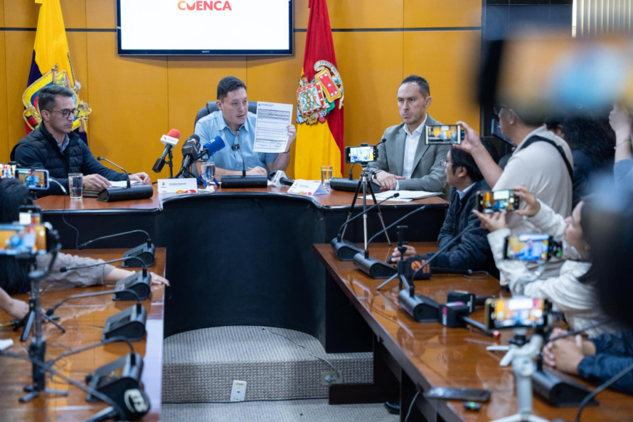 El pasado sábado 29 de marzo, una funcionaria que se desempeñaba como asistente de archivo de Avalúos y Catastros, junto a un exempleado municipal, ingresaron a esta dependencia y modificaron ilegalmente las claves catastrales  de más de 40 predios. Esta irregularidad fue detectada a tiempo por denuncia de uno de los afectados y de inmediato se tomaron acciones concretas, indicó, esta mañana el alcalde, Cristian Zamora. 