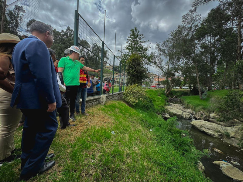 Durante un recorrido por las obras que se ejecutan desde la Municipalidad, en la parroquia El Batán, el alcalde de Cuenca, Cristian Zamora, fue recibido por 21 ingenieros junior quienes aseguraron que por primera vez una administración municipal piensa en los jóvenes recién graduados y se genera trabajo.