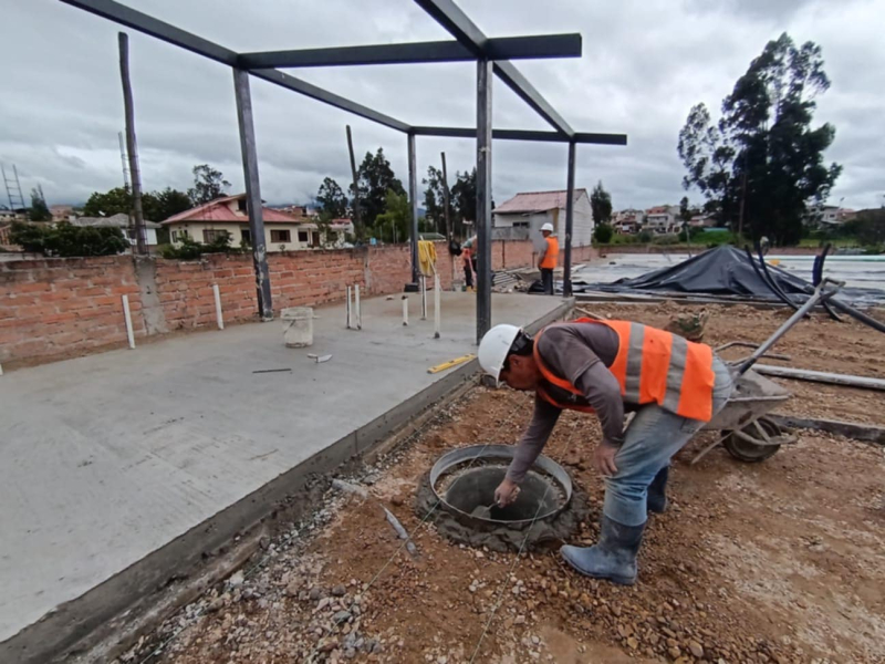 Al sur de Cuenca, en el  sector de Guzho y  la autopista Cuenca-Azogues, el Municipio de Cuenca, a través de la Unidad Ejecutora de Proyectos,  construye la nueva Plataforma, para los comerciantes que actualmente expenden sus productos en Narancay.  La obra registra un avance del 70%