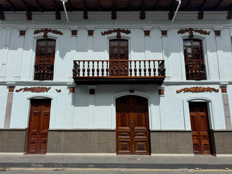 El Municipio de Cuenca inauguró esta tarde de viernes, la Casa Vázquez, ubicada en la Tarqui y Calle Larga, en el Centro Histórico de la ciudad. El inmueble patrimonial restaurado es la nueva sede de la Dirección de Mercados y Comercio Autónomo, con el objetivo de mejorar la atención a comerciantes y ciudadanía.