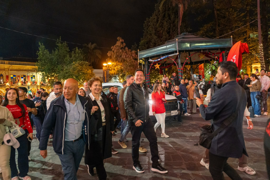 La Municipalidad de Cuenca, a través del trabajo conjunto de las direcciones de Comunicación, Cultura, Turismo y Fundación Iluminar, llevó a cabo este viernes 12 de diciembre el tradicional Recorrido Navideño 2025, un evento que reunió a varias familias en un trayecto lleno de luz, música, arte y diversidad cultural.