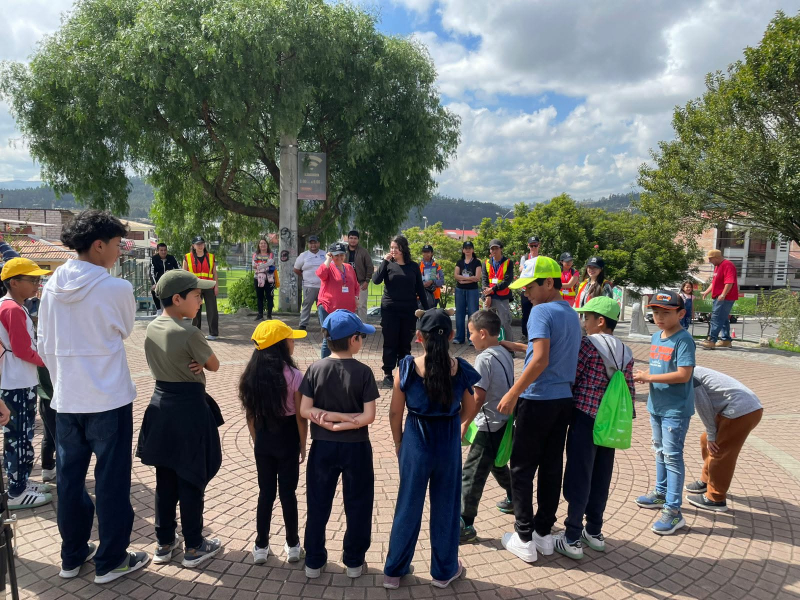 En el marco del proyecto 3 en Raya – Mejorando la habitabilidad de las infancias en entornos urbanos, se desarrolló la Gincana Urbana en el sector Totoracocha, una jornada lúdica y participativa que reunió a niños y niñas del barrio en torno al juego, la exploración y la apropiación del espacio público.