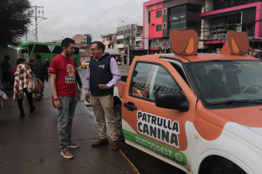En el sector de la Feria Libre - El Arenal, se efectuó el primer operativo de control por parte de la Patrulla Canina, nuevo servicio que entró en actividades, como parte de las políticas de atención, protección y rescate animal implementadas por la administración del alcalde, Cristian Zamora.
