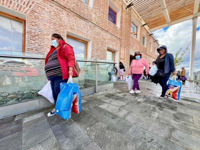 En el parque La Libertad, la Unidad de Asistencia Social y Humanitaria de Acción Social Municipal realizó la entrega masiva de 400 kits de alimentos a personas y familias en situación de vulnerabilidad, provenientes de distintos sectores del cantón Cuenca.