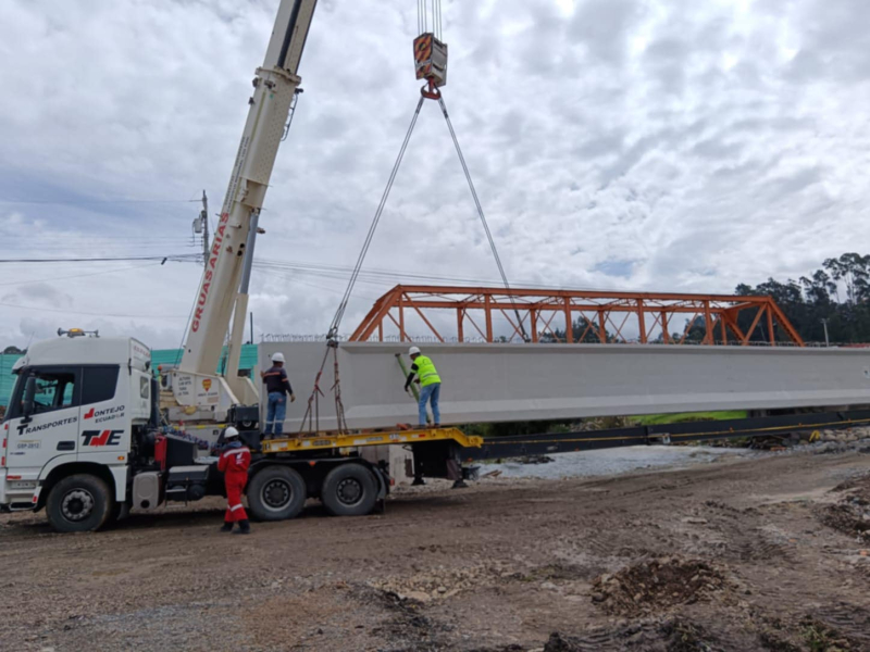Tras dos días de pruebas técnicas, la mañana de este sábado, el equipo de la Unidad Ejecutora de Proyectos del Municipio de Cuenca y Contratistas, efectuó el izado de las tres primeras vigas, que pesan 50 toneladas y 1.85m de alto, de las siete, qué tendrá el nuevo Puente de Patamarca ubicado sobre el río Machángara en el sector de la Av. de Los Migrantes.