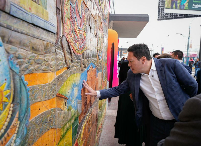El Municipio de Cuenca, en coordinación con la Bienal, la Corporación Aeroportuaria y el aporte de empresas privadas como Kerámicos y Servientrega, inauguró el mural cerámico de gran formato “Cuenca Vuela Alto”, obra del artista azuayo Hernán Illescas. 