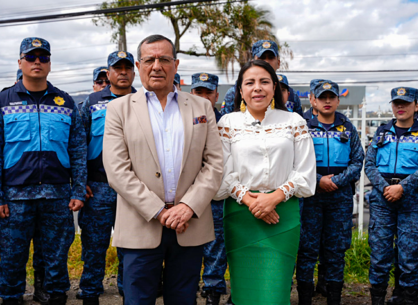 La mañana de este miércoles, en las instalaciones de la Guardia Ciudadana de Cuenca, se desarrolló el acto protocolario de cambio de mando, en el que se oficializó la designación del coronel Guillermo Cobo Carrillo como nuevo comandante general de la institución. El acto contó con la presencia de la alcaldesa subrogante de Cuenca, Marisol Peñaloza.