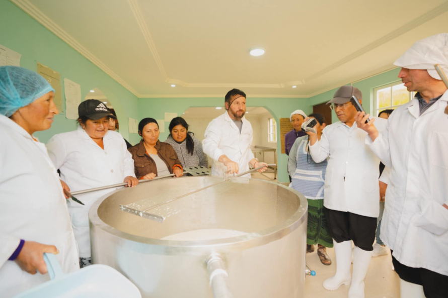 Alrededor de 50 personas que son miembros de la Cooperativa COPRO Victoria, en la comunidad de Zhizho se beneficiaron con maquinara para la implementación de planta piloto de procesamiento de lácteos y los insumos para la producción de 800 quintales de abonos orgánicos en la parroquia Victoria del Portete.