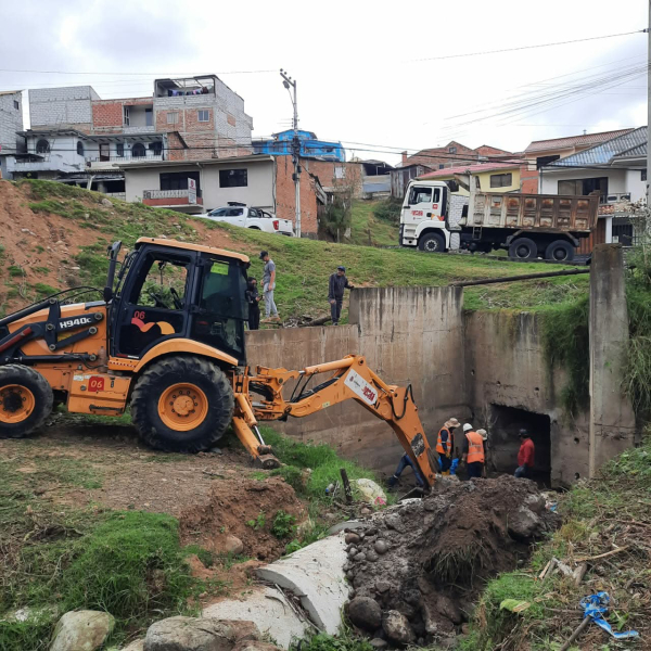 Frente a la temporada de lluvias, el Municipio de Cuenca fortalece su trabajo preventivo para reducir riesgos y evitar emergencias. Este esfuerzo se desarrolla de manera coordinada entre la Dirección de Gestión de Riesgos, encargada de la planificación y priorización técnica, y la Dirección de Obras Públicas, responsable de la ejecución de las actividades de limpieza en ríos y quebradas del cantón.